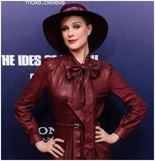 黑色沿边帽搭配红色皮衣