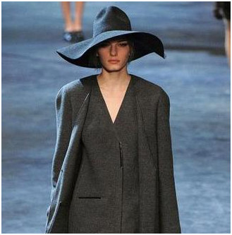 灰色大檐帽搭配灰色套装