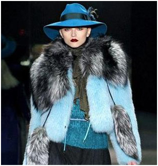 蓝色大檐帽搭配上浅蓝色