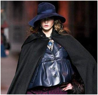 深蓝色大檐帽搭配搭配黑色斗篷披肩